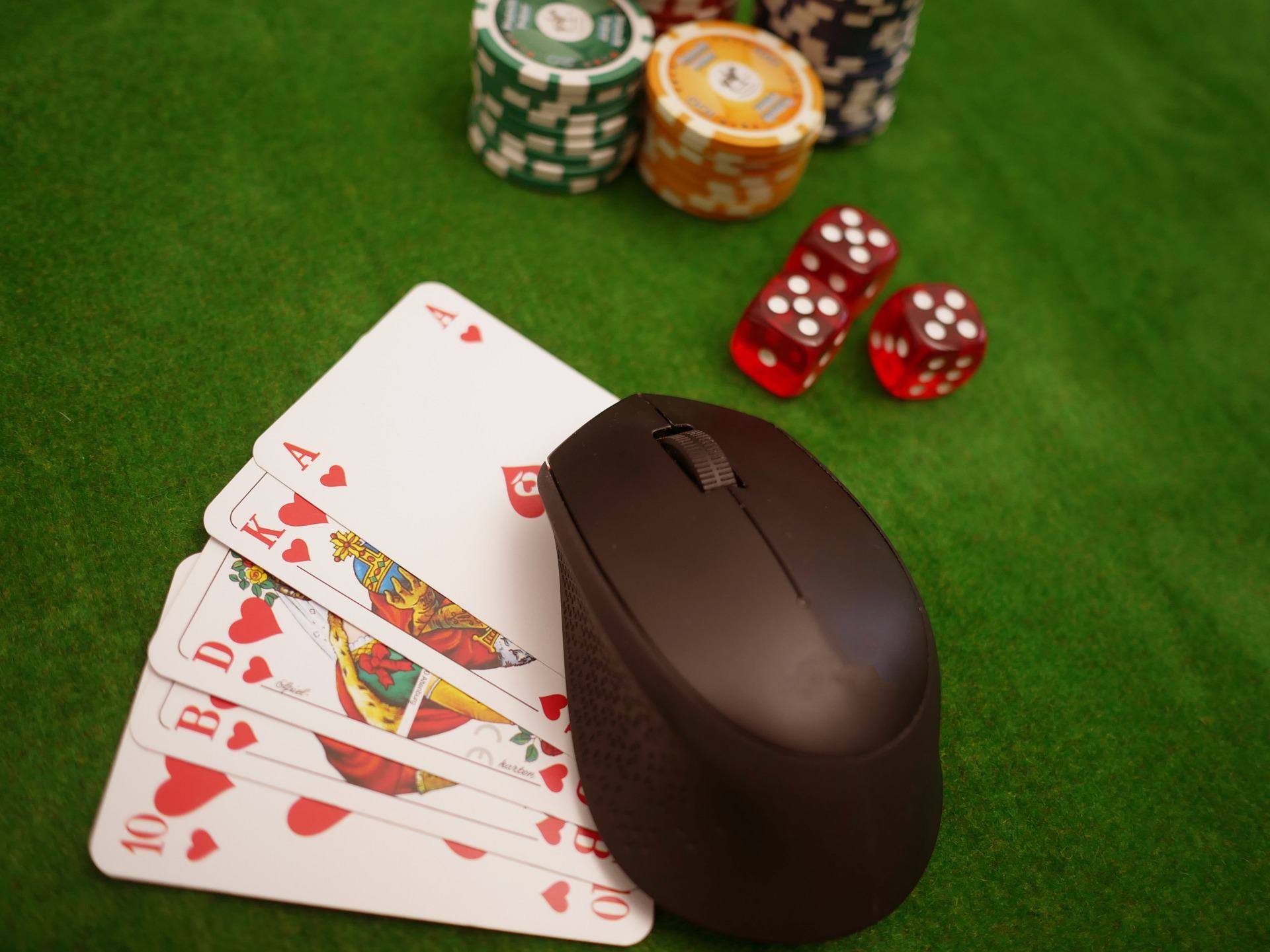Ein Casinotisch mit Spielkarten, Jetons und Würfel